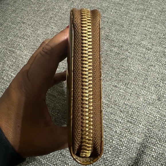 EUC AUTHENTIC BROWN PATENT LEATHER ZIP AROUND WALLET - Picture 6 of 13